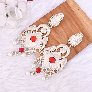 Pendientes Colgantes de Diseño Étnico en Plata Alemana con Piedra Perla Roja Hidro - Product Image 3