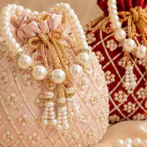 Sac à main Potli en coton perlé fait main et personnalisé, broderie de perles, motif floral à pompons, artisanat textile, objet d'art de collection AL CRAFT - Product Image 1