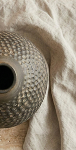 Jarrón de Metal de Bronce Antiguo Hecho a Mano con Textura Moderna, Florero Decorativo de Cuello Alto, Maceta de Hierro Martillado de Lujo para Decoración del Hogar - Product Image 6