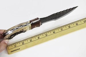 Cuchillo de Caza LEGACY BLADES de Acero de Damasco con Borde Serrado, Punta Caída, Grado Industrial, Hecho a Mano, Hoja Fija, Mango de Madera - Product Image 2