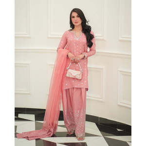 Ensemble de vêtements de fête pour femmes de créateur Beau haut avec bas et Dupatta pour un look élégant - Product Image 1