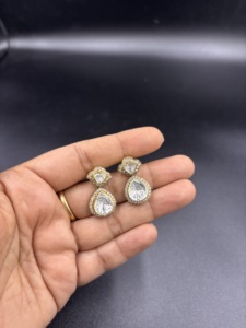 Boucles d'oreilles clous rondes plaquées or 18 carats pour femmes, design goutte d'eau serti clos, pour occasions de mariage, par Amaira Jewels - Product Image 4