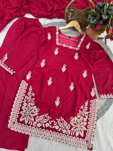 NOUVEAU DESIGNER ROMAN SILK TOP PALAZZO ET DUPATTA EN SOIE ROMAINE AVEC TRAVAIL GONFLEÉ ET GÉLÉNOUCHÉ - Product Image 5