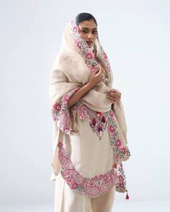 Ensemble Salwar Kameez pakistanais de luxe beige en gros, avec broderies florales 3D sur organza, dupatta, kurti et pantalon, idéal été/hiver - Product Image 3