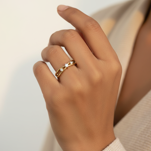 Anillo de Oro de 10k Hecho a Mano con Diseño Personalizado, Anillo de Tres Piedras con Diamante Cultivado en Laboratorio VVS1, Fabricante - Product Image 4
