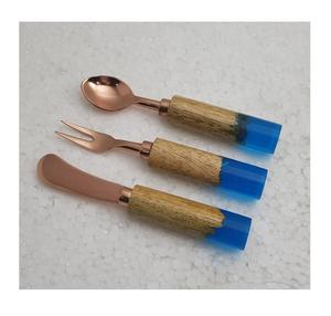 Ensemble de couverts élégant en acier inoxydable doré, 3 pièces, avec manches en bois naturel, parfait pour les dîners rustiques à la maison, les hôtels et les restaurants. - Product Image 1