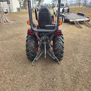 Eficiente tractor de jardín Kubota B2301 con tracción en las cuatro ruedas, con accesorios de cargador y excavadora, diseñado para trabajos agrícolas en terrenos difíciles. - Product Image 3