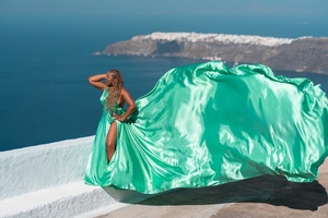 Vestido de satén fluido con cola, estilo A-line, color caramelo, con sujetador incorporado, ideal para sesiones de fotos en Santorini, vacaciones y playa. - Product Image 2