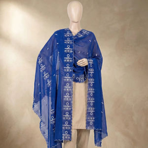 ผ้าคลุมไหล่ผู้หญิงคุณภาพสูง ดีไซน์ใหม่ลายดอกไม้ สำหรับฤดูร้อน เนื้อผ้าโพลีเอสเตอร์ผสมคอตตอน น้ำหนักเบา ระบายอากาศได้ดี สีเงินเมทัลลิก ประดับด้วยคริสตัล - Product Image 1