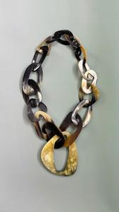 Collier moderne en corne naturelle, écologique, fait main, bijoux bohèmes élégants, pendentif tribal unique, chaîne à maillons faite à la main - Product Image 3