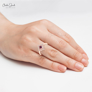 Bague de fiançailles artisanale en or massif 14 carats avec halo de diamants, grenat rhodolite taille carrée 4 mm, personnalisation disponible - Product Image 6