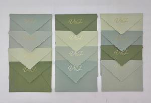 Papeles artesanales de primera calidad con bordes irregulares y un elegante acabado texturizado, ideales para invitaciones, papelería y manualidades. - Product Image 2