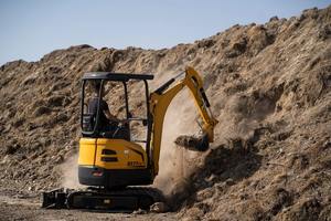 Compact Used 3000kg Yellow Digger with Front Mounted Dozer Blade and Rubber Tracks for Precise Residential Grading - Product Image 3