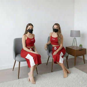 Ensemble de jupes personnalisées OEM pour femmes, avec crop top à capuche et impression de logo décontractée, collection hiver. - Product Image 3