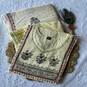 Conjunto de traje VASTRA COTTAGE de algodón puro con estampado a mano y trabajo de espejo real, Kurta amarillo claro y Dupatta de algodón Mul para mujer - Product Image 1