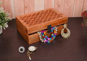 Caja decorativa de madera de mango Samhita con tapa con bisagras y grabados Jali, utilizada como caja de almacenamiento, artículos para regalos de Navidad. - Product Image 2