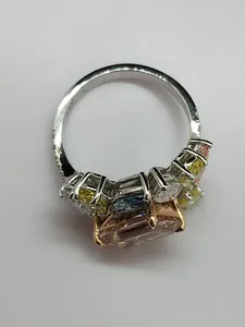 Bague de cocktail de luxe multicolore saphir et diamant Toi et Moi, avec Morganite rose taille émeraude, Topaze bleue et grappe de diamants jaunes en forme de poire - Product Image 4