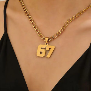 Collar con colgante de número para adultos en acero inoxidable 304 con revestimiento PVD chapado en oro real de 18K - Product Image 3