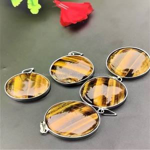 Pendentif artisanal en cristal dynamique œil de tigre et agate, style Feng Shui, thème amour, décoration intérieure, artisanat sculpté, Gujarat - Product Image 1