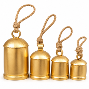 Trio de clochettes en métal doré sculpté avec des suspendoirs en corde de jute rustique et des silhouettes distinctives en forme de cœur et de formes géométriques - Product Image 3