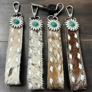 Nouveau porte-clés en cuir de vache occidental avec poils, porte-clés en cuir véritable avec concho turquoise, sangle de clé tressée à la main, lanières - Product Image 4