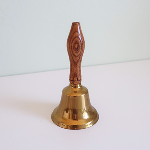 Campana de mano de latón hecha a mano con mango de madera para meditación, terapia, actividades infantiles y campana de mano de latón de tono claro. - Product Image 1