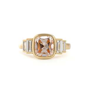 Anillo de Lujo de Oro con Cinco Piedras de Diamante de Laboratorio Rosa Claro de 2.5CT, Corte Antiguo, Corte Cojín, Engaste de Bisel, Media Montura y Piedras Laterales Baguette - Product Image 1