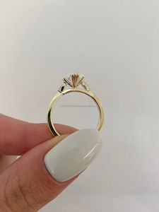 Anillo de Diamantes de Corte Ovalado de Lujo con Engaste de Puntas en Oro Amarillo, Elegante Anillo de Compromiso de Diamantes Ovalados para Mujer, Regalo de Joyería Fina - Product Image 4