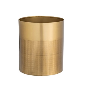 Les poubelles métalliques favorisent un environnement plus propre en empêchant les déversements et offrent une gestion fiable des déchets dans les espaces publics extérieurs. - Product Image 1