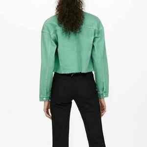 Experimente el ajuste perfecto con nuestras opciones de cintura y mangas ajustables, disponibles en varios tonos índigo de blusas vaqueras para mujer. - Product Image 3