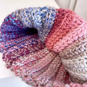 Gorro de punto de ganchillo hecho a mano, cálido, de invierno, estilo urbano, con diseño de arcoíris, desgastado, holgado, con borlas y rayas. - Product Image 3
