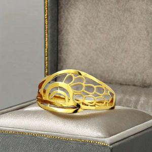 Bague de fiançailles dorée à découpe abstraite |   Design élégant à motif oculaire pour femmes |   Bijoux Featherlight 1.850 grammes, prêts pour les soirées, tendance - Product Image 3