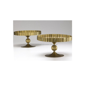 Elégant porte-gâteau en métal doré pour fête d'anniversaire avec porte-cupcakes et centre de table assortis - Product Image 4