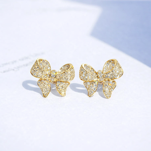 Boucles d'oreilles clous nœud papillon en or jaune 14 carats avec diamants pavés, bijoux fins de luxe pour femmes, vente en gros - Product Image 1