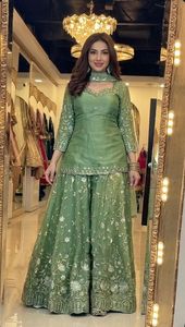 Ensemble prêt-à-porter en soie Fandy avec broderie de fil, broderie de sequins et travail Zari, comprenant un haut, un pantalon et un dupatta, entièrement cousu. - Product Image 5