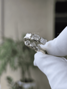 Anillo de Diamante Cultivado en Laboratorio con Corte Esmeralda de 1.30 Ct, Certificado IGI, Oro Pt950, Diseño Geométrico de Tres Piedras con Engaste de Bisel - Product Image 4