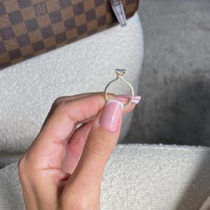 Anillo de Compromiso con Diamante Cultivado en Laboratorio de Corte Ovalado de 1.80 Quilates, con Halo Lateral Oculto Único, Oro Amarillo de 14k, Certificado IGI - Product Image 3