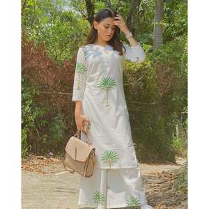 Ensemble de kurta en tissu crêpe décontracté à imprimé arbre, disponible en taille XS - Product Image 4