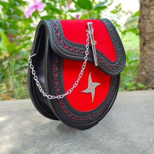 Sporran en cuir vegan avec emblème Shuriken en velours rouge, Sporran à fermoir à broche, Sporran traditionnel pour kilt avec ceinture en chaîne de cuir - Product Image 2