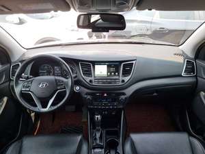 Tucson Gris Claro Usado 2018, SUV Diésel Económico 1.7L 2WD Automático, Llantas de Aleación R17, Vehículo Crossover Compacto de 5 Asientos - Product Image 3