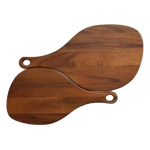 Tabla de Cortar de Madera Rústica Hecha a Mano con Patrón de Vetas Único, Superficie de Corte Elegante y Segura para Preparación de Alimentos en la Cocina - Product Image 1
