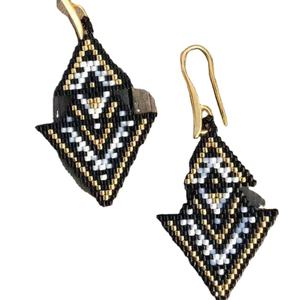 Boucles d'oreilles pendantes brodées en forme de cœur et d'étoile, accessoire de mode avec broderie complexe par MD HANDICRAFTS - Product Image 1