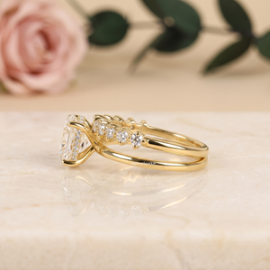 Bague de fiançailles en moissanite taille ovale avec sertissage à griffes en argent sterling plaqué or, alliance empilable pour femme - Product Image 4
