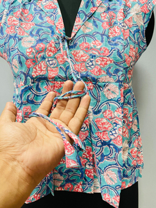 เสื้อกล้ามผ้าฝ้ายพิมพ์ลายด้วยมือสำหรับผู้หญิง แขนสั้น สไตล์ลำลอง เป็นมิตรกับสิ่งแวดล้อม ลายดอกไม้สไตล์ญี่ปุ่น ติดกระดุมด้านหน้า ของขวัญสำหรับเธอ - Product Image 5