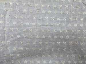 ผ้าฝ้ายแท้ Hakoba ลายฉลุ 75 GSM กว้าง 44 นิ้ว ลายดอกไม้ปักตาไก่สุดหรู สำหรับชุดฤดูร้อนและเดรส ยาว 20 เมตร - Product Image 3