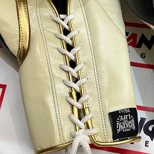 ถุงมือชกมวยหนังวัวแท้แบบผูกเชือก รุ่น Custom No Boxing no Life สำหรับฝึกซ้อมและแข่งขัน ซึมซับเหงื่อ แห้งเร็ว รับผลิตแบบ OEM จำนวนมาก - Product Image 4