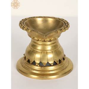 Lampe Diya en laiton de 4 pouces faite à la main avec sculpture gravée à une mèche pour décoration intérieure fabriquée en Inde - Product Image 2