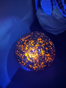 Grande sphère de sodalite fluorescente de 20 kg, cristal naturel réactif aux UV, pierre minérale luminescente, pièce de décoration de luxe rare pour la maison - Product Image 1