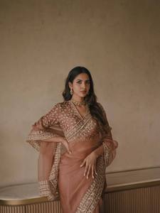 Sari Tibby en soie extensible et réversible, longueur cheville, avec broderies complexes et travail de sequins, idéal pour les fêtes, mariages et Diwali - Product Image 2