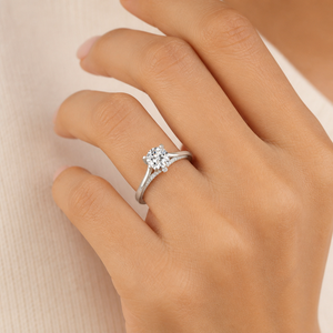 Bague de fiançailles et de mariage classique solitaire 1 carat en diamant, plaqué or rhodié, avec pont pavé dissimulé et sertissage à quatre griffes, OEM ODM personnalisé - Product Image 2